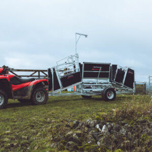 Bateman Sheep Grip Trailer — fiksaator haagisel maastikul