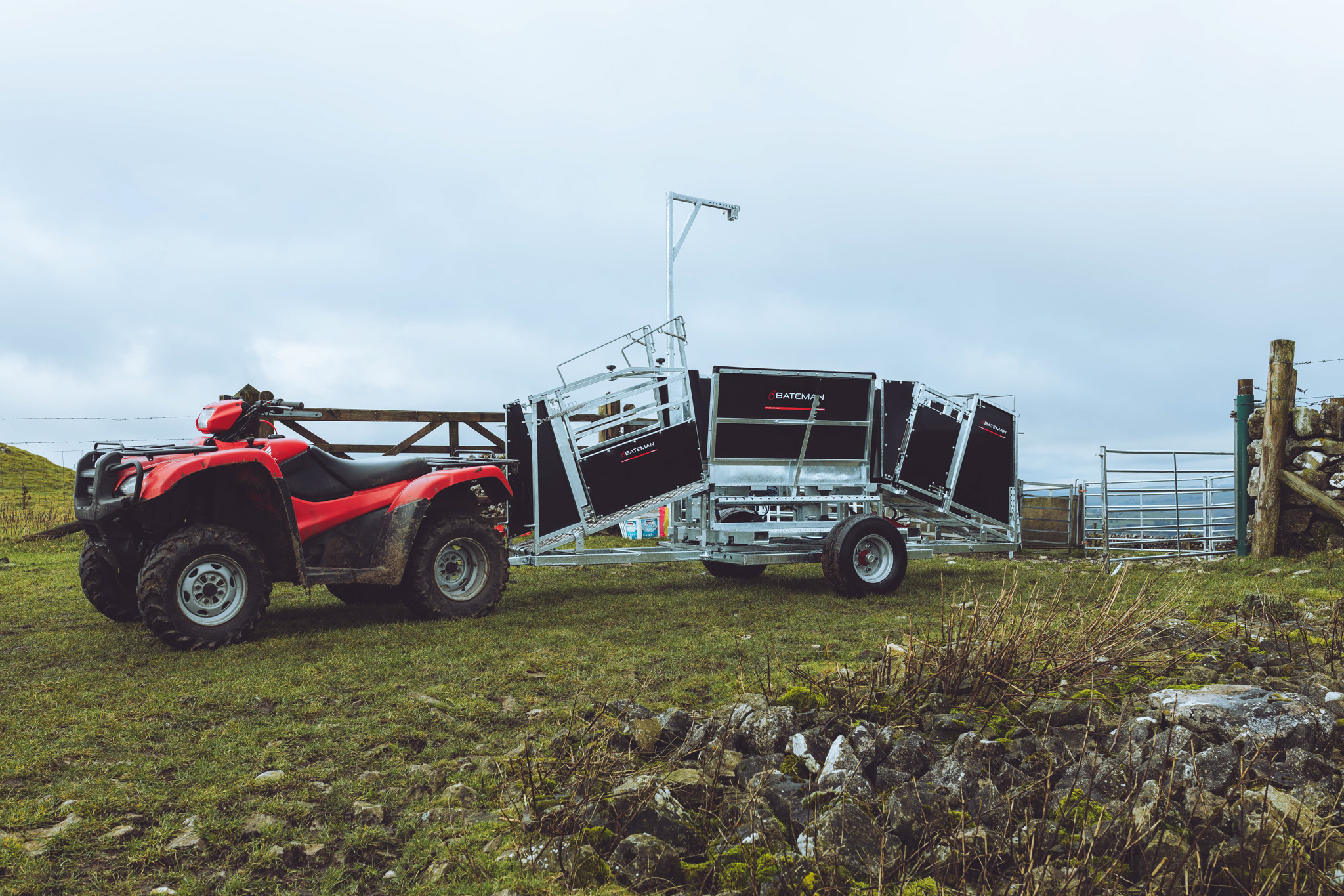 20240130-390A8865 Bateman Sheep Grip Trailer — fiksaator haagisel maastikul