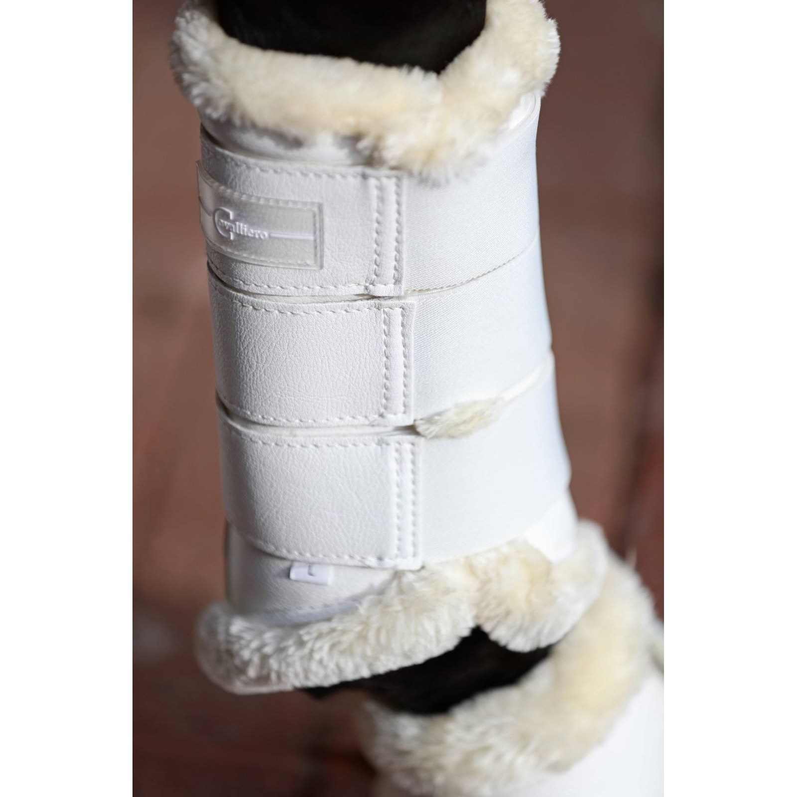 kerbl-pz-3297645-g1 Covalliero Pelisa kaitsmed kunstkarusnahaga, valge – pilt 2
